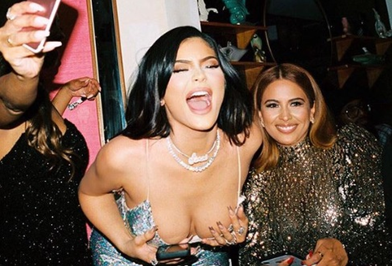 Držala se za grudi: Na Instagramu osvanule vruće fotke s dočeka Kylie Jenner