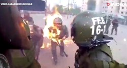 UZNEMIRUJUĆE Prosvjednici u Čileu zapalili policajke, objavljena snimka