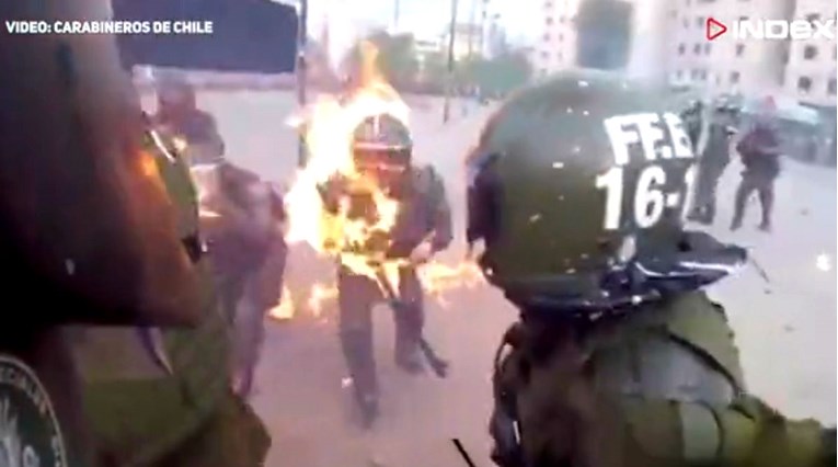 UZNEMIRUJUĆE Prosvjednici u Čileu zapalili policajke, objavljena snimka