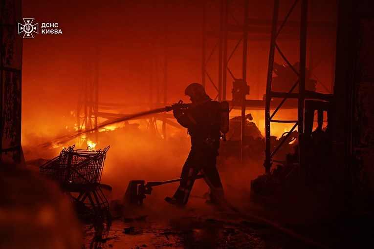 U noćnom napadu dronovima oštećeno nekoliko zgrada u Kijevu