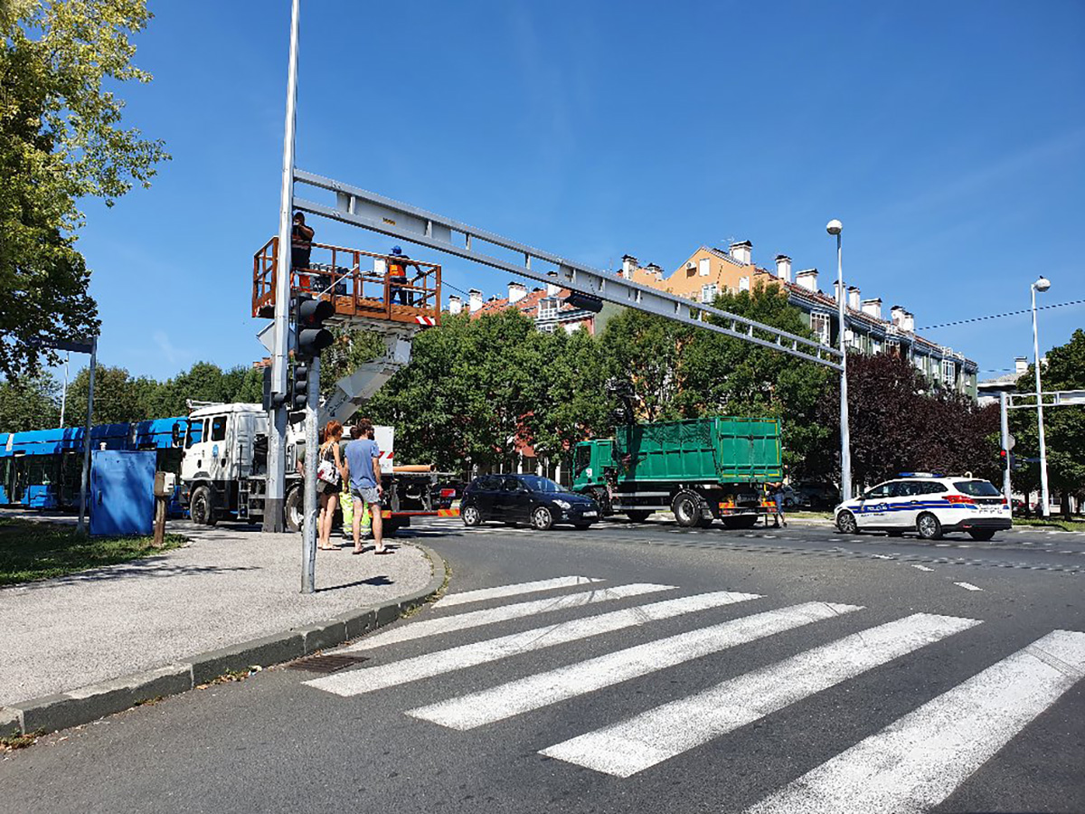 Kaos u zagrebačkoj Dubravi: Tramvaji ne voze, kamion Čistoće zapeo za žice