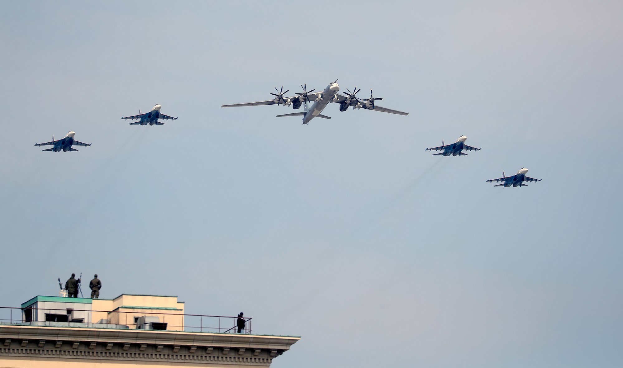 Zašto je otkazan zračni program na paradi u Moskvi? Pogledajte službeno objašnjenje