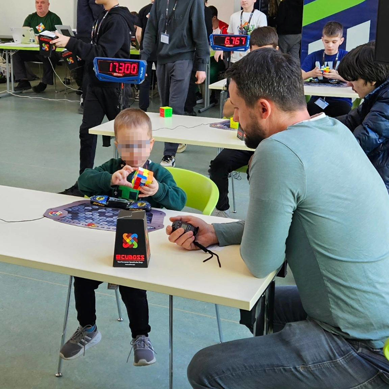 Četverogodišnjak u Osijeku složio Rubikovu kocku za minutu i 11 sekundi