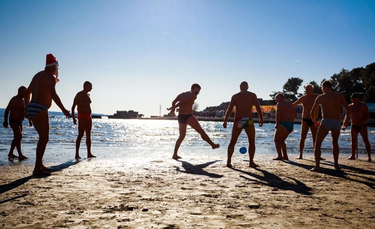 Hrabri Splićani u kupaćima na plaži zaigrali nogomet i picigin na Novu godinu