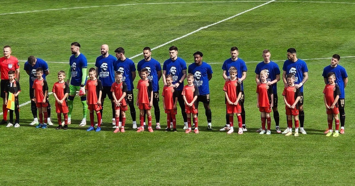 Igrači Dinama prije utakmice s Goricom na teren izašli u majicama za Nikolu Pokrivača