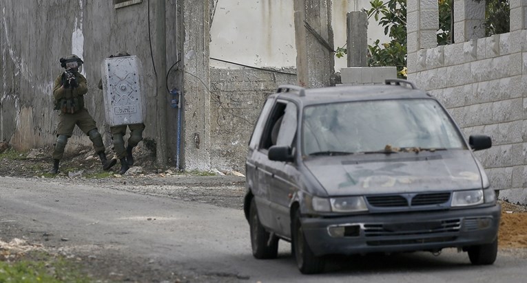 Palestinski učitelj pokušao pomoći ranjenom militantu, izraelska vojska ga ubila