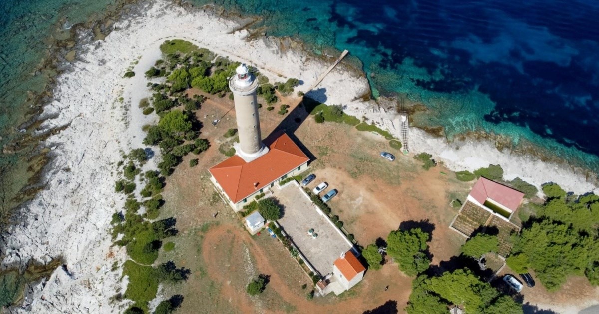 Ovo je najviši svjetionik na Jadranu. Uz njega se veže neobična legenda