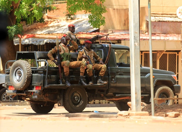 U napadu na konvoj u Burkini Faso 37 mrtvih