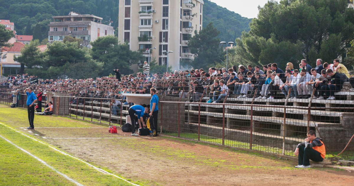 Urušio se dio tribine dubrovačkog stadiona, jedna osoba ozlijeđena