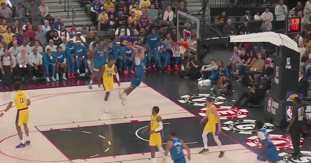 VIDEO Čudesno zakucavanje prvog izbora drafta. Suigrači su skočili sa stolaca