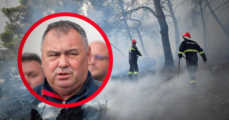 Šef vatrogasaca: Požar na trogirskom području ne prijeti kućama, ali i dalje gori