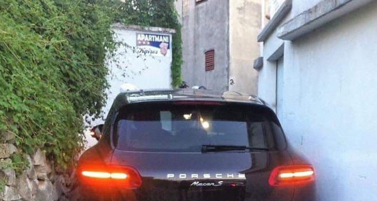 Vozač Porschea precijenio dalmatinsku ulicu pa osvanuo na Fejsu