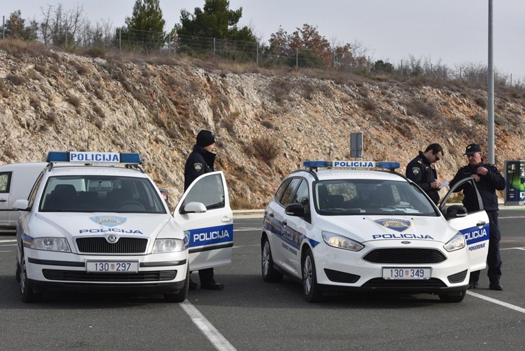 Sedam policijskih auta jurilo za kombijem s migrantima po Slavoniji