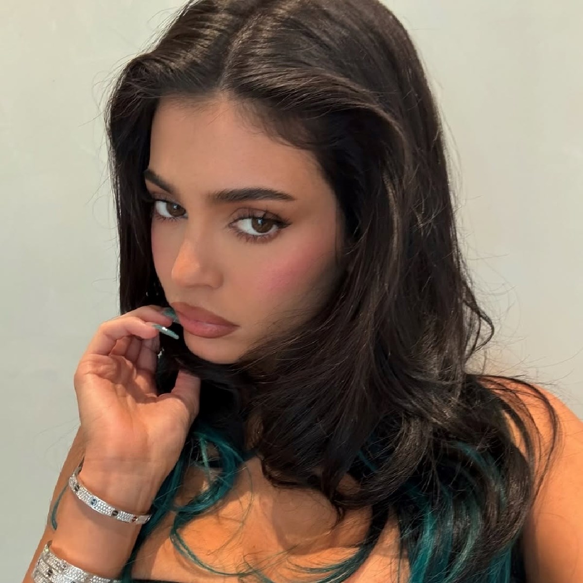 Sjećate se tirkizne kose? Kylie Jenner sada nosi tu boju na noktima
