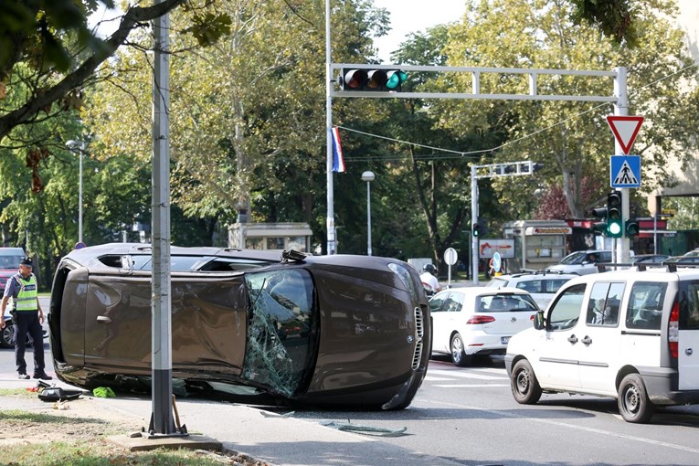 Nesreća na Vukovarskoj u Zagrebu: BMW prevrnut, građani izvlačili ljude iz auta