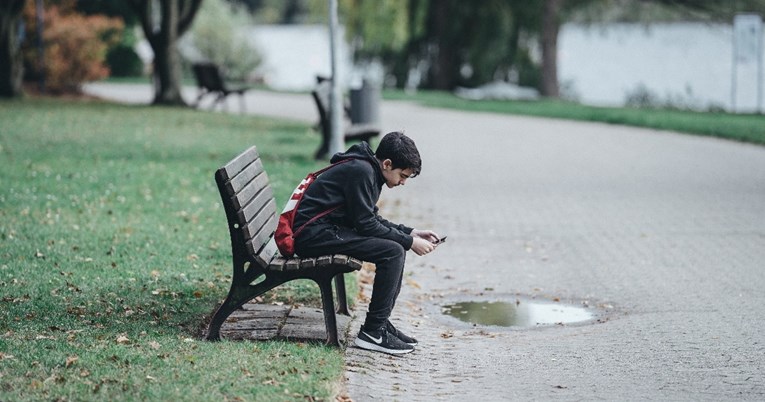 Tinejdžeri ne bi smjeli koristiti telefone više od četiri sata dnevno, kaže studija