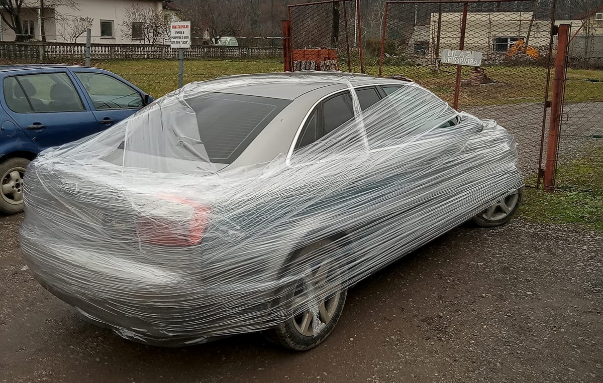 Nepropisno parkirao kod Velike Gorice pa mu folijom oblijepili auto