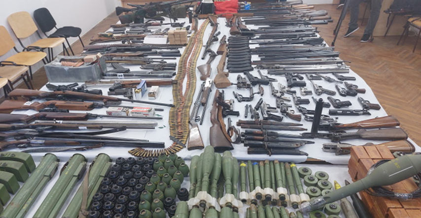 FOTO Golema zapljena u Sisku: Puške, pištolji, bombe, mine, granate, zolje, barut...
