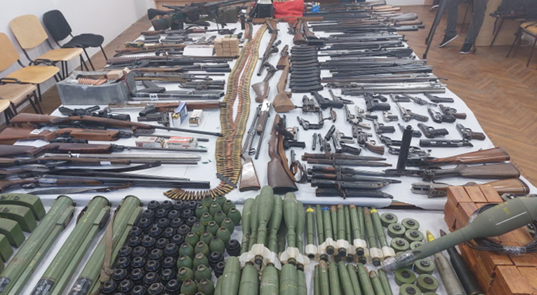 FOTO Golema zapljena u Sisku: Puške, pištolji, bombe, mine, granate, zolje, barut...