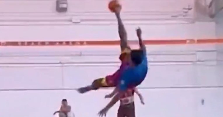 Ronaldinho i dalje može čuda s loptom. Pogledajte novi viralni video 