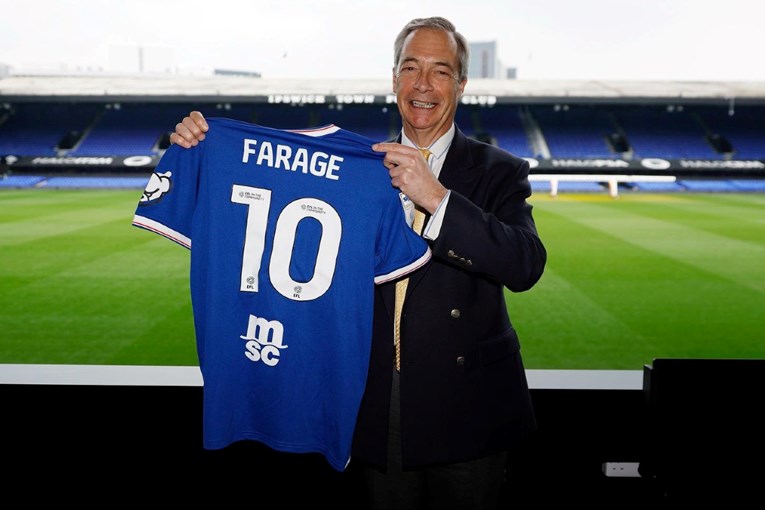 Farage objavio sliku sa stadiona, navijači zgroženi. "Nisam loš na desnom krilu"