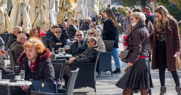 Gužve za stolovima u Puli: Hrvati uživaju u kavama na terasama