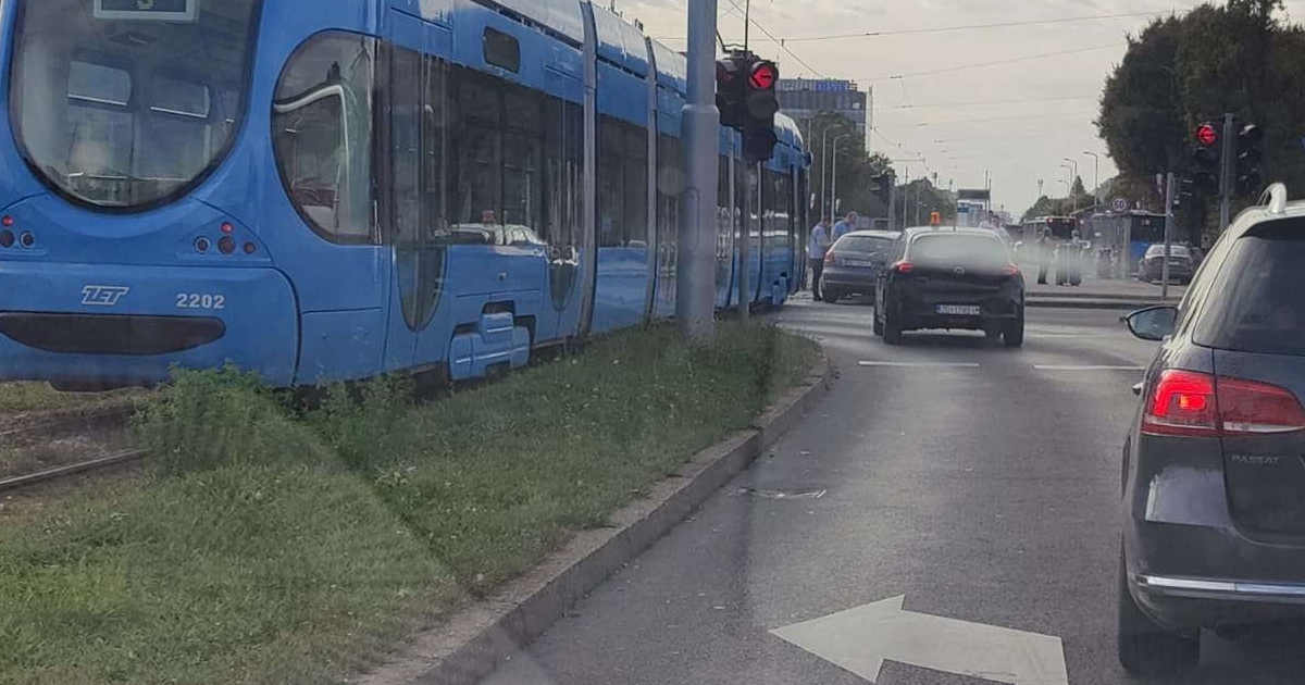 Nesreća u Zagrebu kod Lisinskog, stvorila se velika gužva, tramvaji stoje