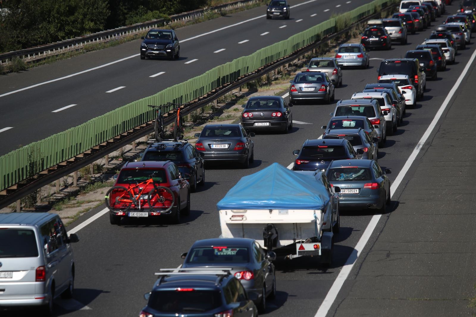 Pokvario se auto u tunelu Sveti Rok. Kolone od Bosiljeva do Lučkog i kod Malinske