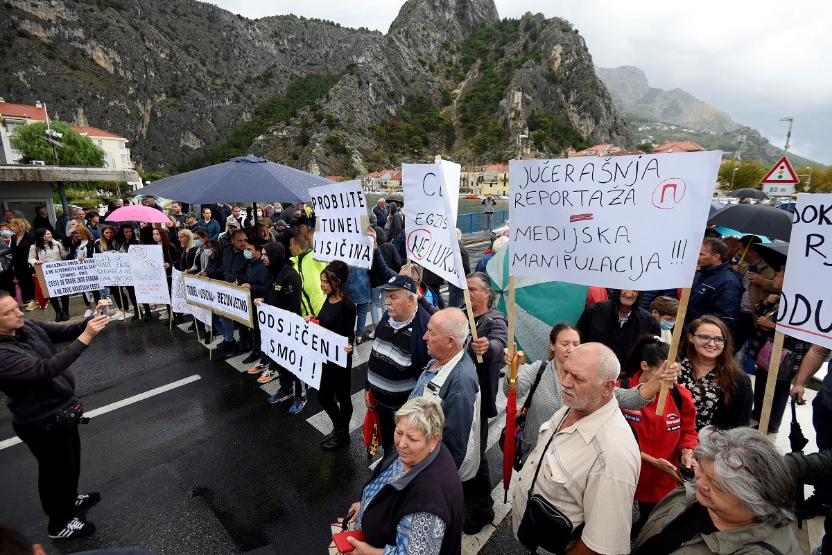 Prosvjed u Omišu: Zatvaraju im cestu, za udaljenost od par kilometara trebat će sati