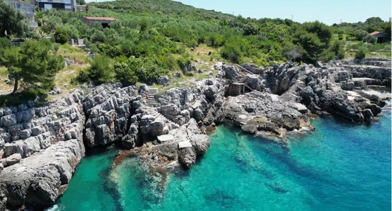 Srpkinja se slikala na stijeni u Crnoj Gori i pala u more. Tijelo nađeno u Hrvatskoj