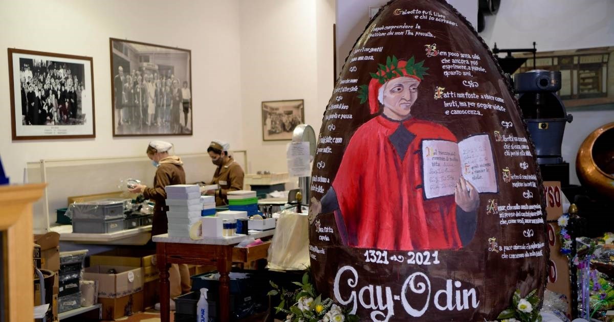 Veliko uskrsno jaje od čokolade postavljeno u Napulju, prodat će se za 12 tisuća eura