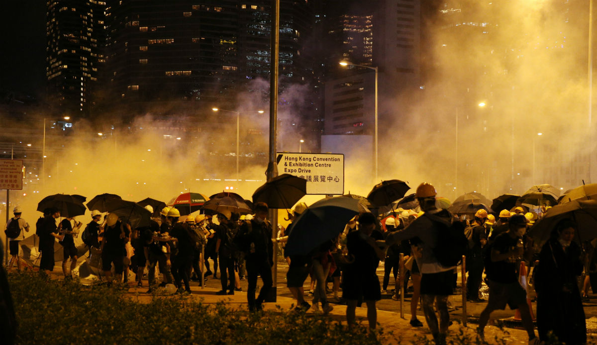 Kaos na ulicama Hong Konga, prosvjednici bježe od policije koja baca suzavac