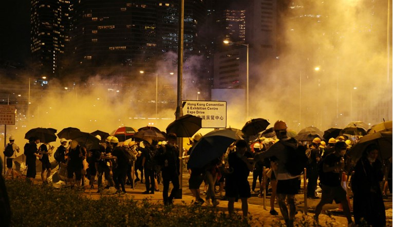 Kaos na ulicama Hong Konga, prosvjednici bježe od policije koja baca suzavac
