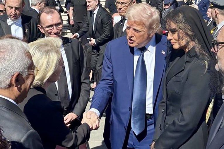 FOTO Von der Leyen objavila fotografiju rukovanja s Trumpom ispred bazilike