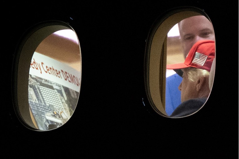 FOTO Kennedy Center zatvoren i ograđen, a onda su Trumpa snimili s ovim dokumentom