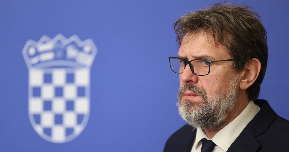 Predstavnik Hrvata u Srbiji o kritičarima: U savezu su sa Šešeljom