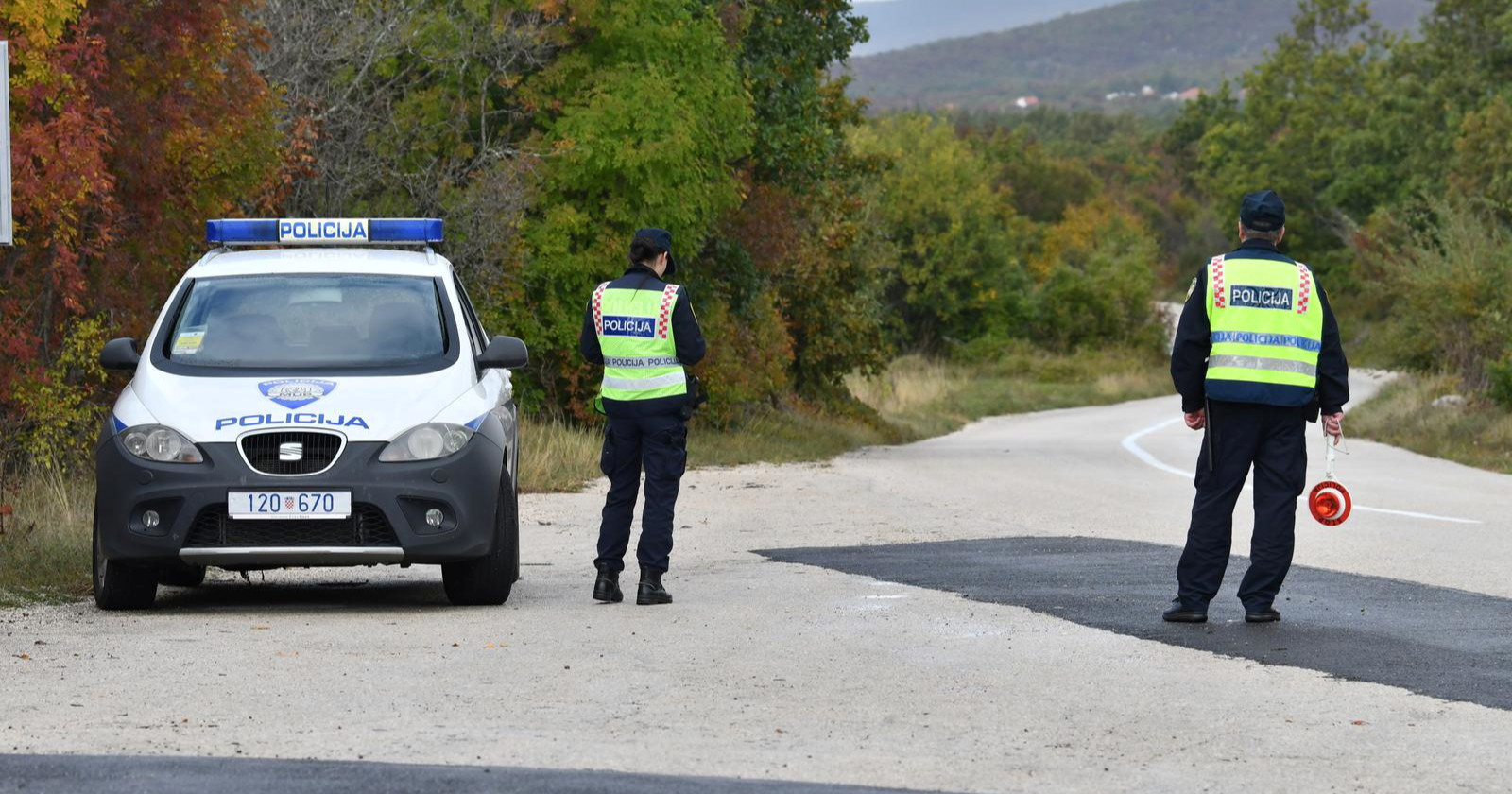 Krijumčar migranata kod Duge Rese pokušao pregaziti policajku