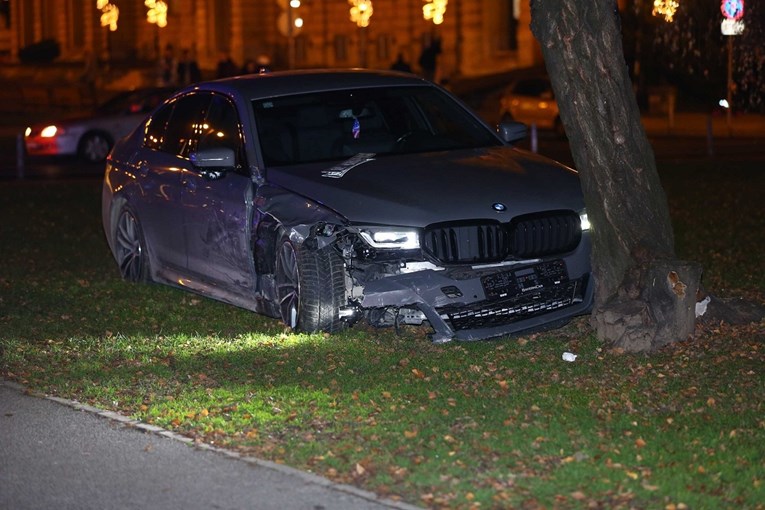 BMW-om divljao po Zagrebu u krivom smjeru, udario motocikl, stupove, drvo i pobjegao
