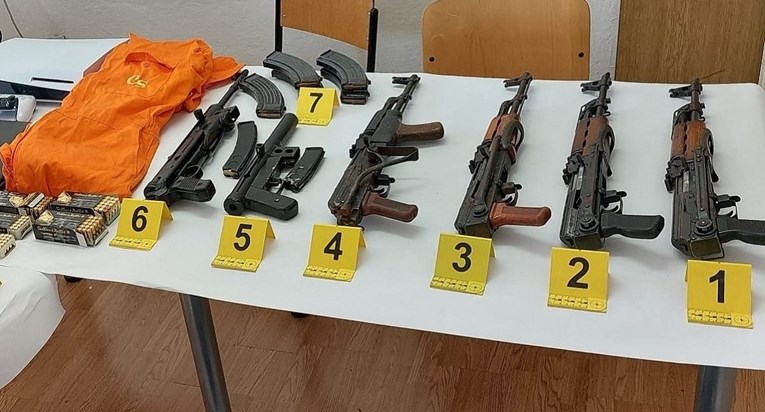 FOTO Pogledajte oružje koje je policija pronašla kod Hrvatice i Srbina