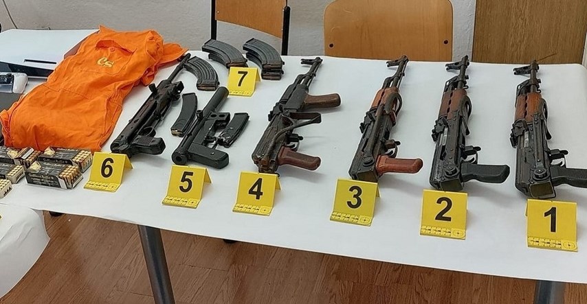 FOTO Policija kod Hrvatice i Srbina pronašla šest automatskih puški