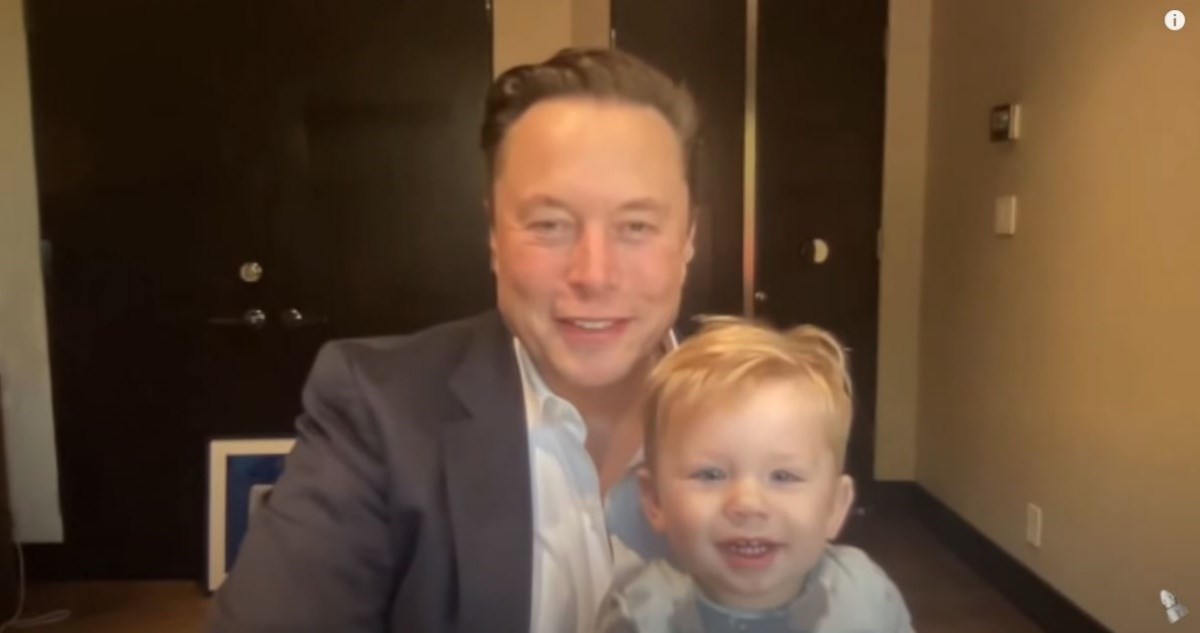 Maleni X AE A-Xii postao hit nakon što je s tatom sudjelovao na Zoom sastanku