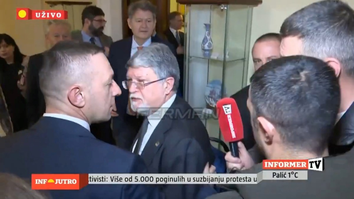 VIDEO Incident u Skupštini Srbije. Ekipa Vučićevog Infomera provocirala Piculu