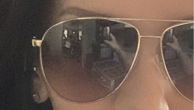 Napravila je selfie pa ju iznenadilo ono što je vidjela u odrazu naočala: Prepalo me