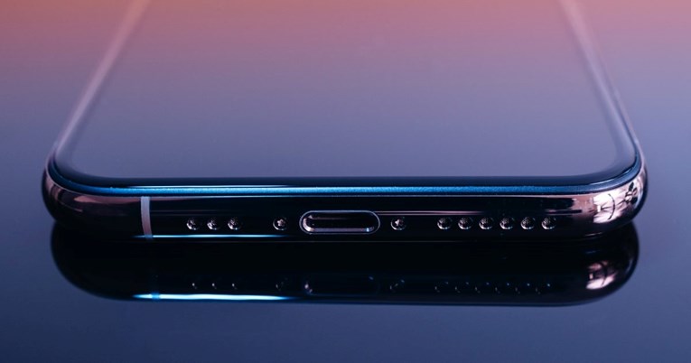 Velika promjena za iPhone: Stiže stakleni Pro model?