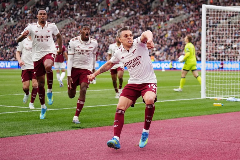 VIDEO Arsenal u nevjerojatnoj drami pobijedio West Ham i došao korak bliže tituli