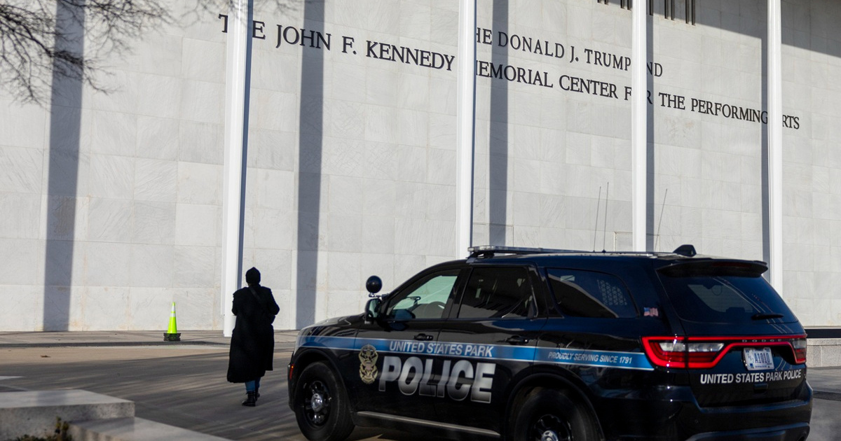 Sudac naredio uklanjanje Trumpova imena s Kennedy Centra