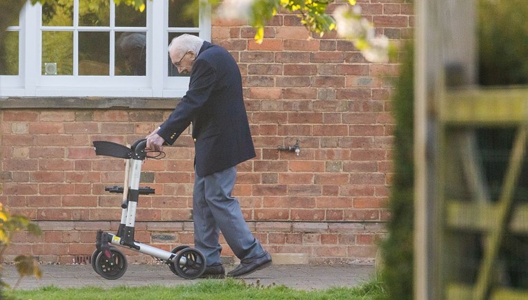 99-godišnji ratni veteran prikupio 17 milijuni funti za pomoć britanskom zdravstvu