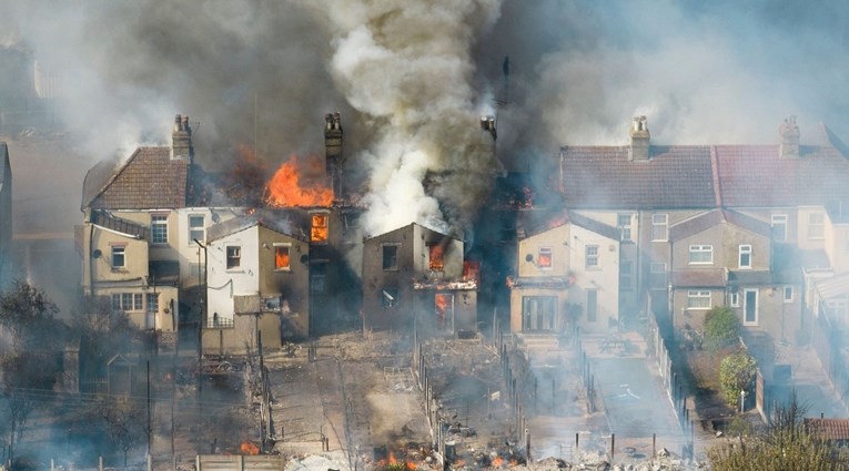 Veliki požari zbog ekstremne vrućine u Londonu: Uništene kuće, tračnice, piste...