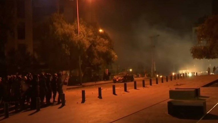 Krenuli prosvjedi u Bejrutu zbog eksplozije, došlo do sukoba s vojskom