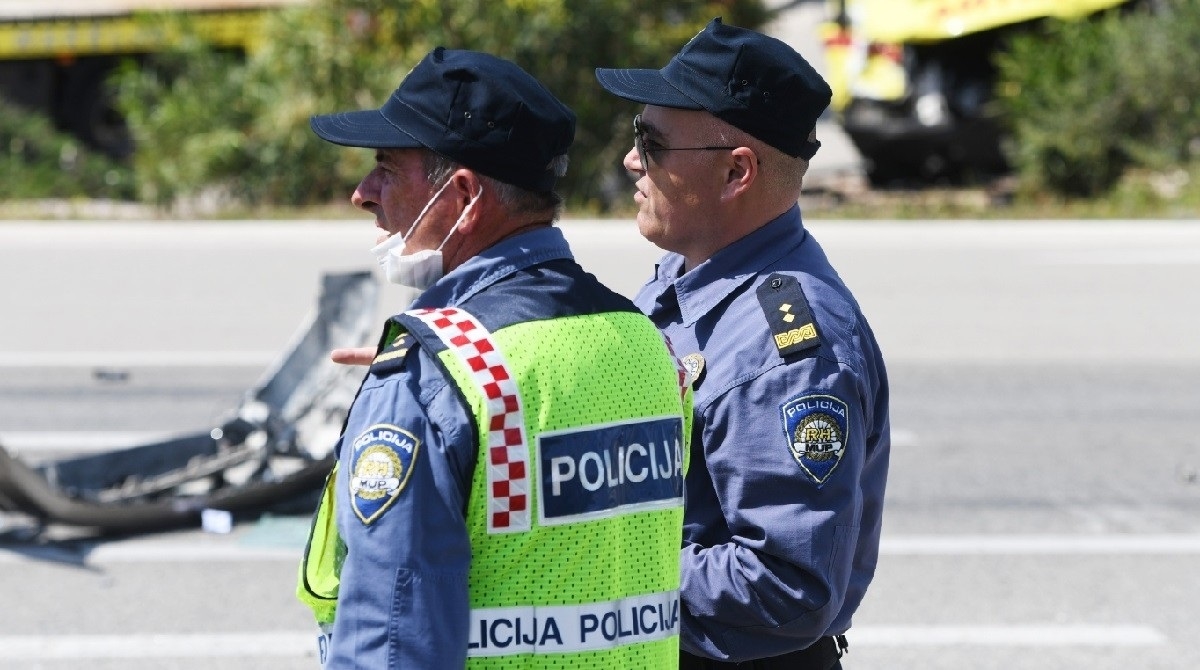 Sudar na A3 između Popovače i Kutine, auto sletio u jarak i prevrnuo se